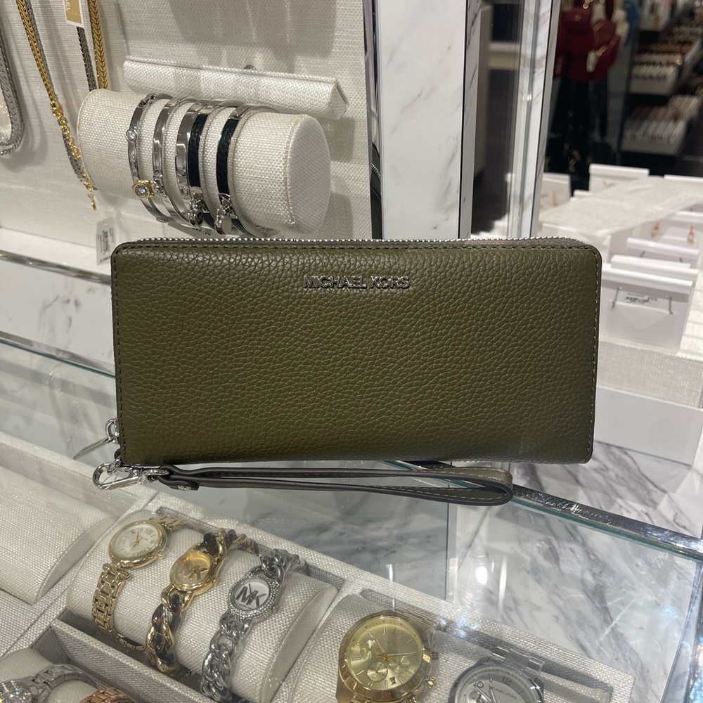 MICHAEL KORS Lg Pebbled Leather Continental Wallet Wristlet Phone Holder
Olive - Picture 13 of 16